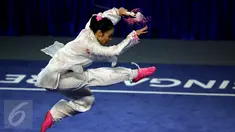 Atlet wushu Indonesia, Lindswell Kwok saat tampil di nomor pedang Taiji Jian SEA Games 2015 di SingaporeExpo, Singapura, Senin (8/6/2015). Lindswell Kwok berhasil meraih medali emas setelah mengumpulkan 9.73 poin. (Liputan6.com/Helmi Fithriansyah)