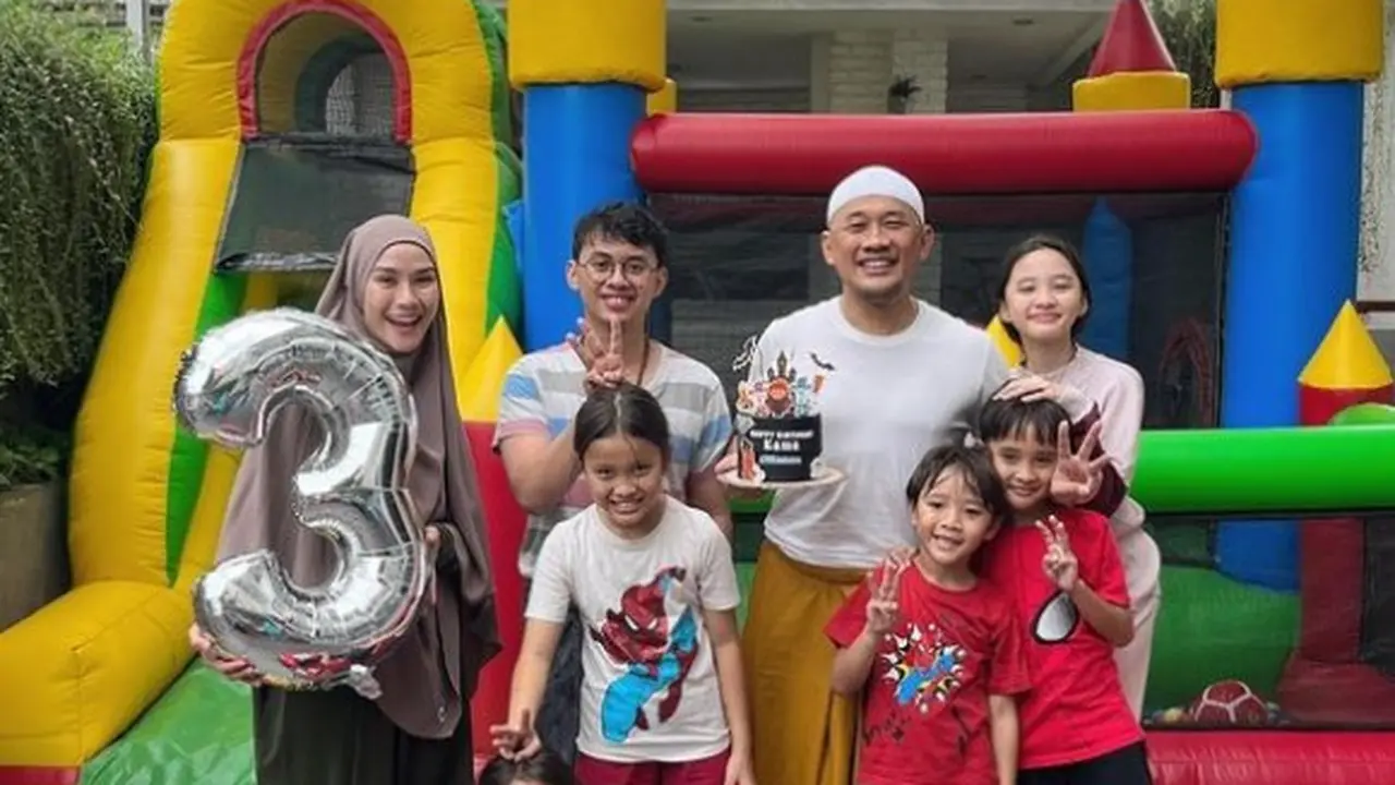 Zaskia Adya Mecca dengan hijab syar'i (Instagram/zaskiadyamecca)