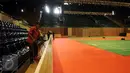 Pekerja terus merapihkan pemasangan kabel di Istora Senayan, Jakarta, Jumat (7/8/2015).  Jelang perhelatan Kejuaraan Bulutangkis Dunia 2015, sejumlah persiapan terus dilakukan pihak panitia pelaksana di Istora Senayan. (Liputan6.com/Helmi Fithriansyah)