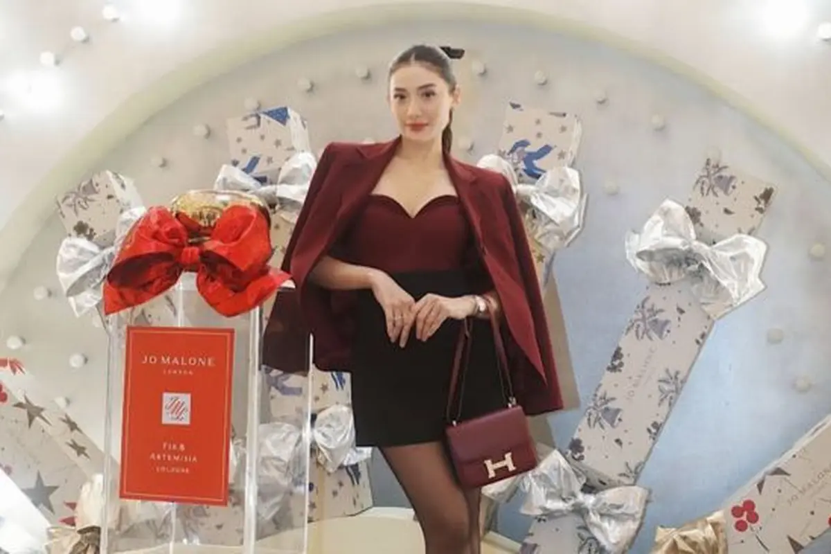 Potret Terbaru Anissa Aziza, Dipuji Cantik Bak Super Model dengan Blazer Maroon. (instagram/anissaaziza)