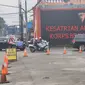Sejumlah kendaraan dinas kepolisian memasuki Mako Brimob Polri, Kota Depok. (Dicky Agung Prihanto)