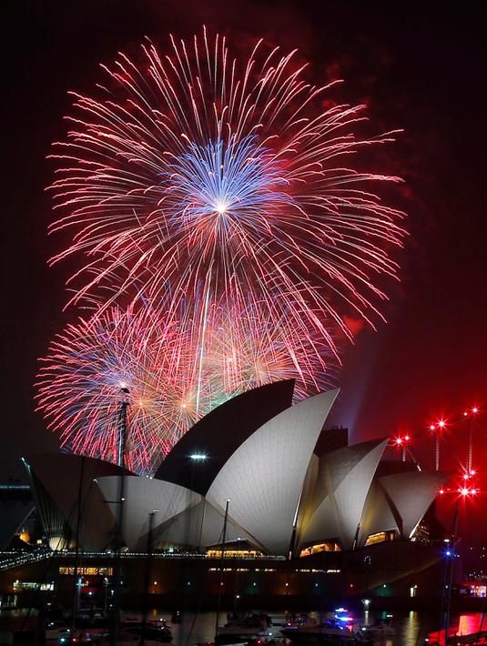 Kemeriahan pesta kembang api di atas Sydney Opera House, Sydney, Australia (31/12). Pesta kembang api menjelang tahun baru di kota Sydney adalah salah satu yang terbesar dan termegah di dunia. (Reuters/Jason Reed)