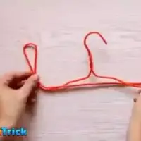 Gantungan busana yang selama ini cuma dipakai untuk menjemur pakaian ternyata punya banyak fungsi, lho. Ini buktinya.