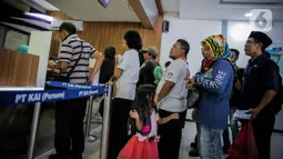 Calon penumpang mengantre di loket pembelian tiket di Stasiun Senen, Jakarta, Senin (9/3/2020). PT KAI Daop 1 Jakarta mengalokasikan 879.736 kursi KA reguler selama lebaran, 14 Mei-5 Juni 2020. (Liputan6.com/Faizal Fanani)