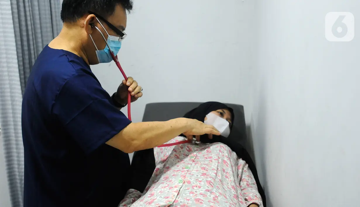 Dalam keterangan situs IQAir dijelaskan, konsentrasi PM2.5 di Jakarta saat ini 12.9 kali nilai panduan kualitas udara tahunan WHO. (merdeka.com/Arie Basuki)