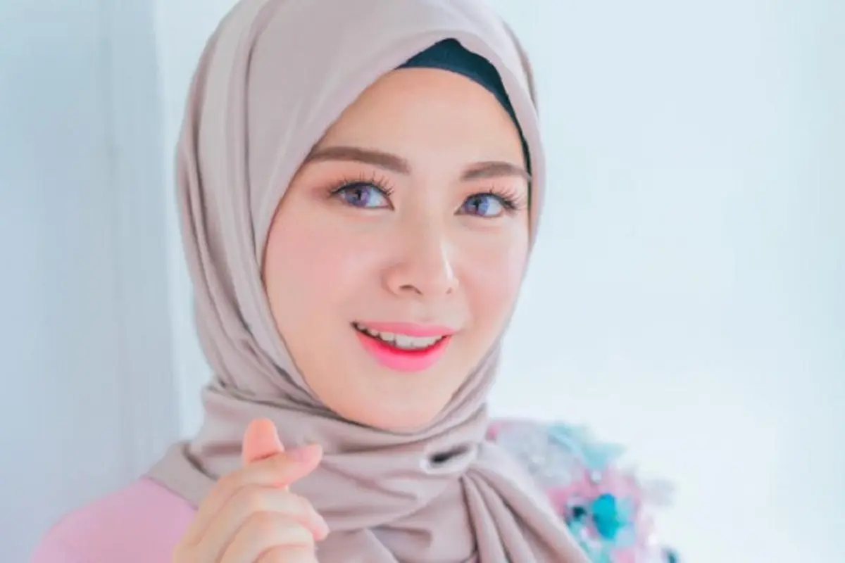 Sontek Gaya Hijab Kasual Ayana Moon yang Stylish dan Trendi