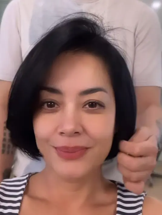 Beragam komentar di media sosialnya pun mengatakan jika dirinya terlihat begitu awet muda. Misalnya ada yang berkomentar “kenapa tidak pernah tua,” [@talentsbyhermancoa]