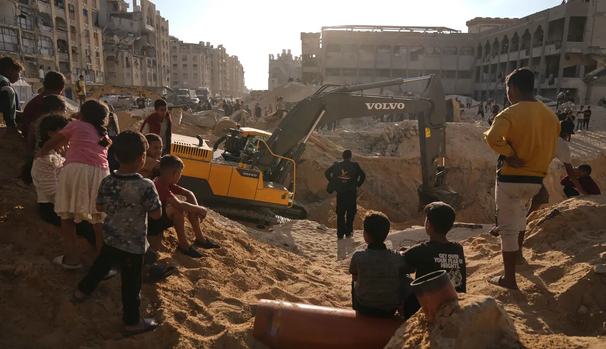 Untuk diketahui, Hamas telah mengembalikan 15 dari 28 jenazah sandera Israel yang tewas, namun kelompok militan Palestina ini mengaku kesulitan menemukan sisanya karena kerusakan parah akibat perang di Jalur Gaza. (AP Photo/Jehad Alshrafi)