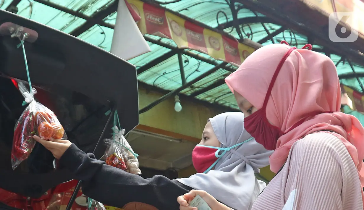 Dua wanita memilih sayuran di mobil milik Cynthia (28) mahasiswi perguruan tinggi swasta di Jalan Santosa, Depok, Jawa Barat, Kamis (21/5/2020).  (Liputan6.com/Herman Zakharia)