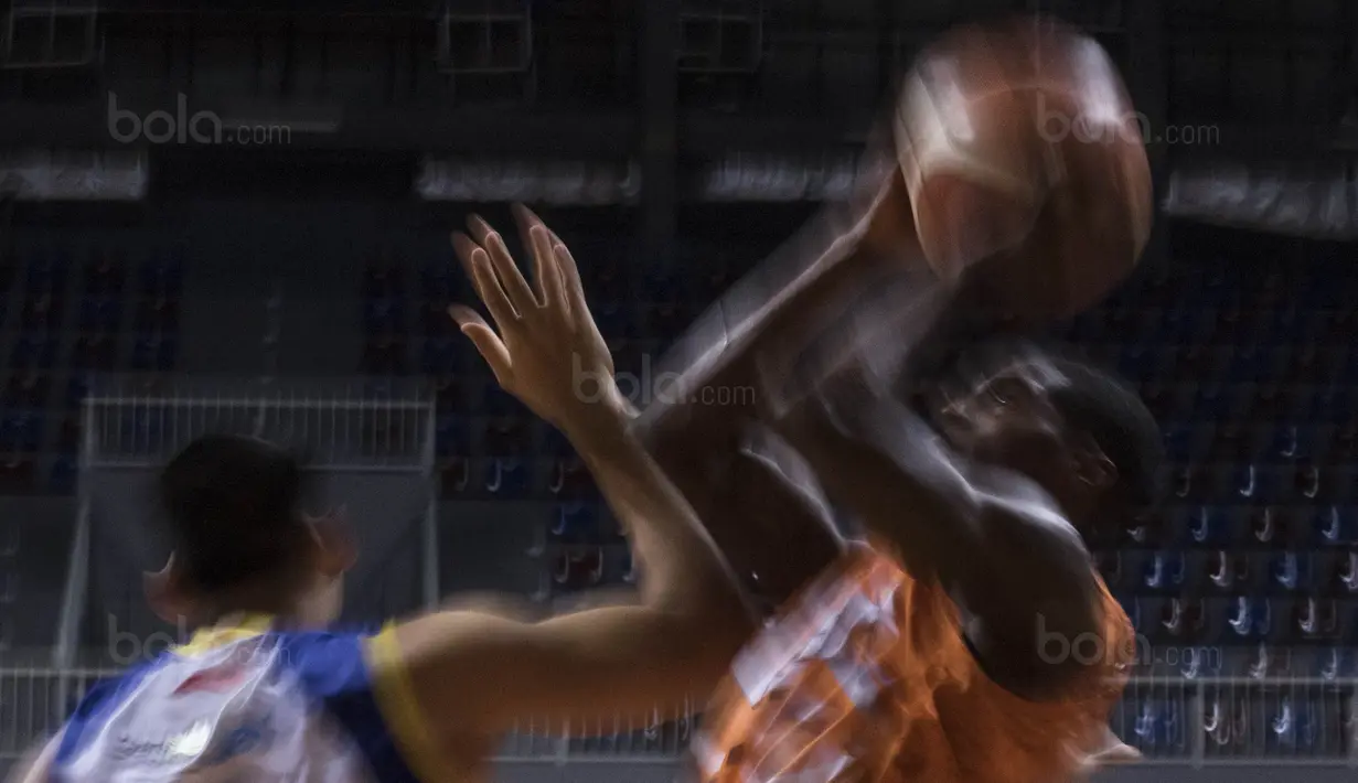 Pebasket NSH, Brachon Griffin, melakukan shoot saat melawan Satria Muda pada laga Perbasi Cup 2017 di Britama Arena, Jakarta, Rabu (8/11/2017). Satria Muda menang 83-67 atas NSH. (Bola.com/Vitalis Yogi Trisna)