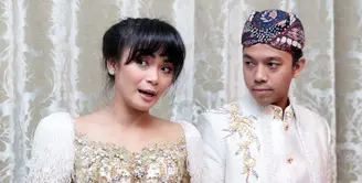 Beberapa hari jelang hari pernikahannya, Sheza Idris dan kekasihnya, Surya Ibrahim melakukan fitting baju pengantin. Keduanya menjalani fitting baju di Rumah Mode HengkyKawilarang di kawasan Tebet, Jakarta Selatan. (Deki Prayoga/Bintang.com)