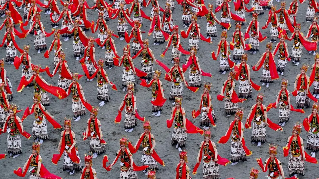 Ribuan penari gandrung berhasil memukai wisatawan dalam festival Gandrung Sewu 2022 di Banyuwangi (Istimewa)
