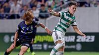 Oh Hyeon-gyu yang kini menjalani musim kedua bareng Glagow Celtic usai didatangkan dari Suwon Bluewings, selalu bermain sebagai pemian pengganti dalam dua laga Celtic di Liga Champions musim ini. Pada matchday pertama Grup E saat kalah 0-2 dari tuan rumah Feyenoord, ia bermain selama 8 menit menggantikan Daizen Maeda sejak menit ke-82. Sementara pada matchday kedua saat kalah 1-2 dari tamunya Lazio, ia bermain selama 4 menit menggantikan Kyogo Furuhashi sejak menit ke-86. (AFP/Paul Miller)