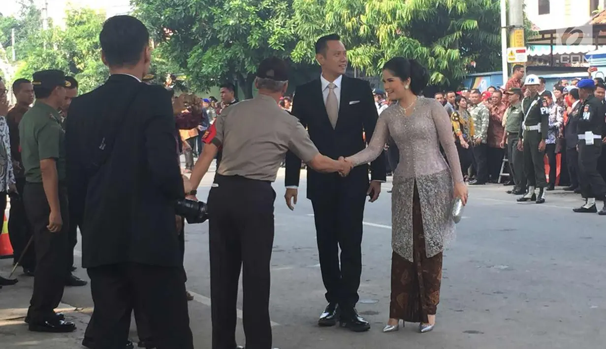 Agus Yudhoyono dan istri Annisa Pohan tiba menghadiri prosesi pernikahan putri Presiden Joko Widodo, Kahiyang Ayu-Bobby Nasution di Graha Saba, Surakarta, Rabu (8/11). (Liputan6.com/ Lizsa Egeham)