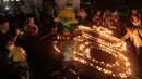 Maskot Asian Games 2018 dan lilin mengiasi Earth Hour di Stadion Utama Gelora Bung Karno, Jakarta (24/3/2018). Earth Hour 2018 menjadikan Stadion Utama GBK sebagai ikon menyambut Asian Games 2018. (Bola.com/Nick Hanoatubun)