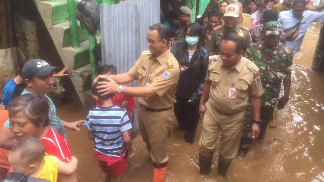 Gubernur DKI Jakarta Anies Baswedan menyambangi korban banjir di Cawang
