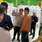 Kepala Polres Rokan Hulu AKBP Budi Setiyono mengecek logistik Pemilu 2024 yang sudah dikirim dari PPS ke kantor kecamatan. (Liputan6.com/M Syukur)