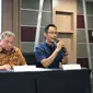 Sekretaris Jenderal (Sekjen) Asosiasi Fintech Pendanaan Bersama Indonesia (AFPI) Sunu Widyatmoko (kanan) dalam konferensi pers bersama AdaKami, Jumat (22/9/2023). (Tira/Liputan6.com)