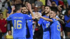 Gelandang Italia, Lorenzo Pellegrini melakukan selebrasi dengan rekan setimnya setelah mencetak gol ke gawang Hungaria pada pertandingan grup A3 UEFA Nations League di stadion Dino Manuzzi di Cesena, Italia, Rabu (8/6/2022). Italia menang tipis atas Hungaria 2-1. (Massimo Paolone/LaPresse via AP)