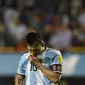 Ekspresi Lionel Messi usai gagal raih kemenangan untuk timnas Argentina dalam pertandingan kualifikasi Piala Dunia 2018 di Buenos Aires, Argentina (5/10). (AFP Photo/Eitan Abramovich)