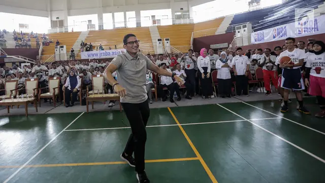 Gaya Sandiaga Uno Saat Memasukkan Bola Basket Lewat Three Point
