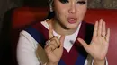 Penyanyi Syahrini menjawab pertanyaan wartawan usai latihan nyanyi buat HUT SCTV di Jakarta, Jumat (19/8). HUT SCTV yang ke-26 akan diadakan di istora senayan secara Live pada pukul 18.45 Wib. (Liputan6.com/Herman Zakharia)
