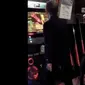 Pasangan kakek nenek tengah bermain gim Dance Dance Revolution. (Foto: Kotaku)