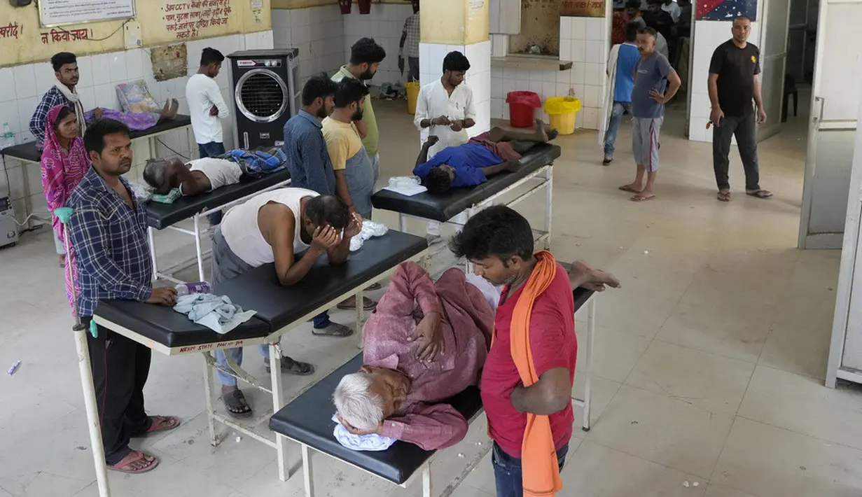<p>Pihak berwenang memperingatkan penduduk berusia di atas 60 tahun dan lainnya yang menderita berbagai penyakit untuk tidak keluar rumah pada siang hari. (AP Photo/Rajesh Kumar Singh)</p>