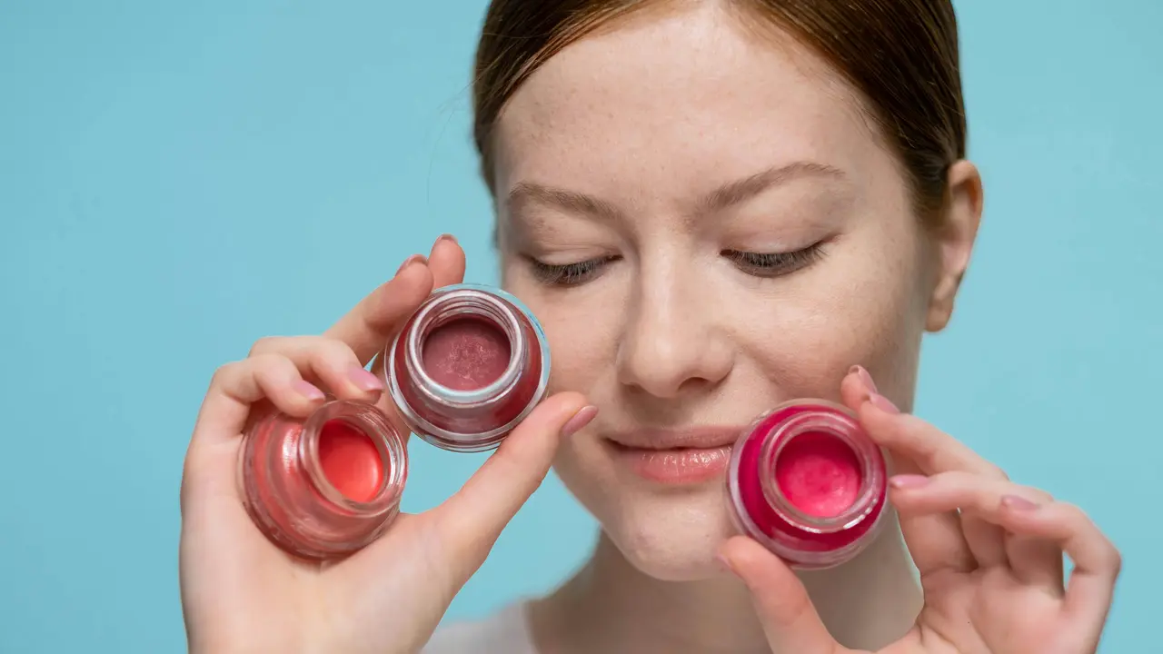 Ini Makeup Cepat Saat Terburu-buru agar Tetap Segar dengan Hanya Satu Produk Lip and Cheek Tint