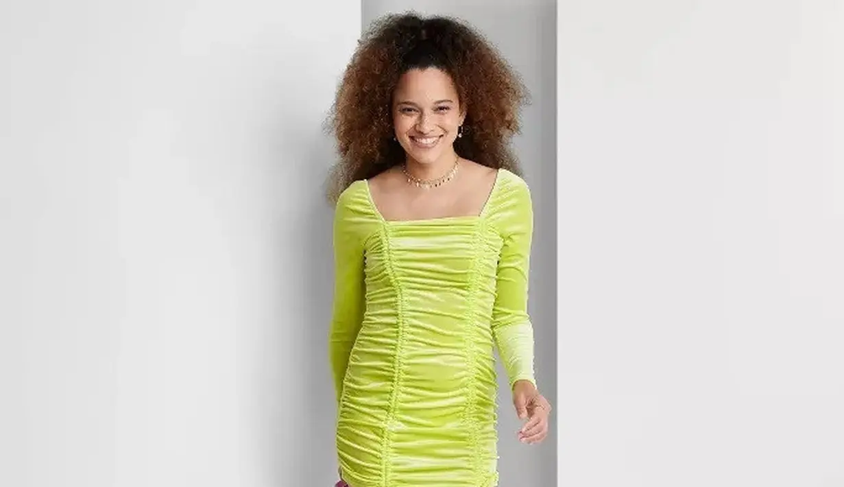 Long sleeve ruched velvet bodycon dress akan sangat menarik perhatian di malam tahun baru, bukan? Desain yang cantik ditambah ruching yang bisa disesuaikan di bagian samping dress, memungkinkan kamu mengubah panjang dress sesuai keinginan. Foto: Pinterest.