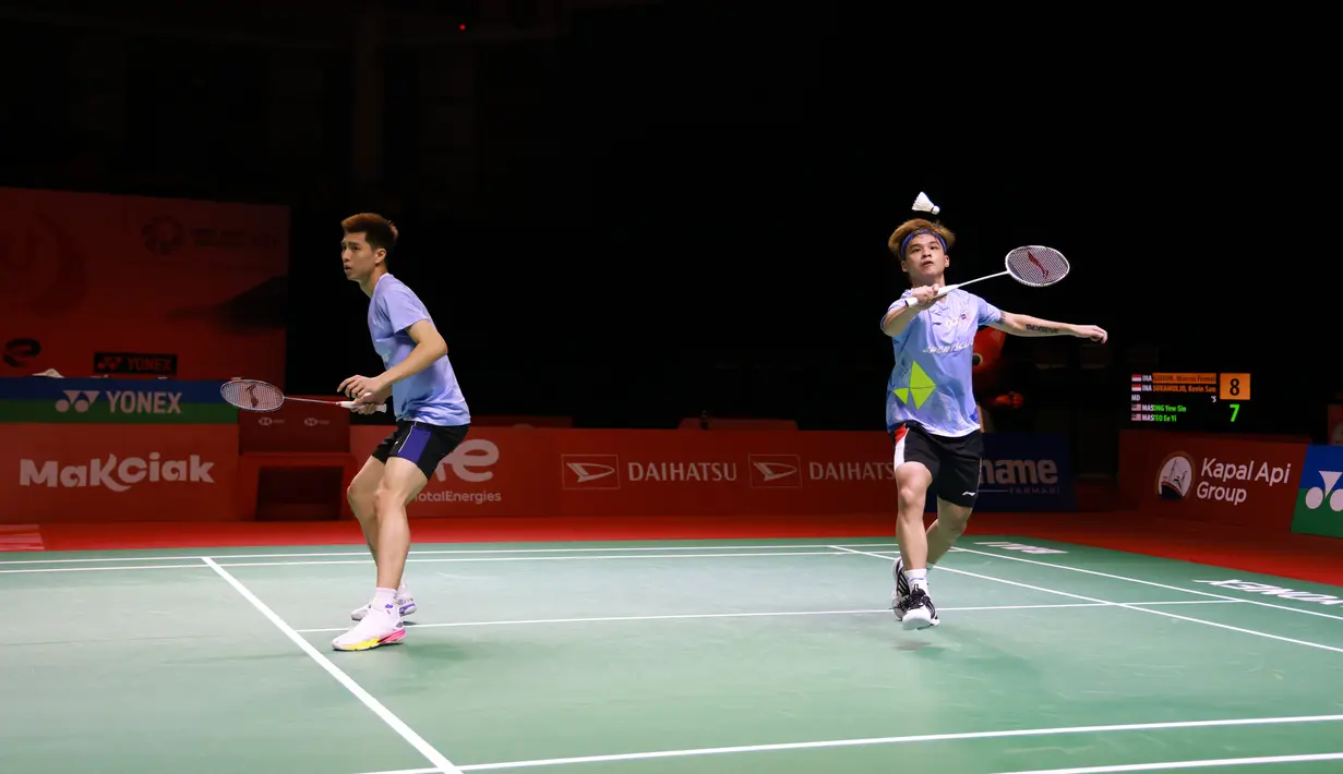 Pasangan ganda putra Malaysia Ong Yew Sin (kiri) dan Teo Ee Yi (kanan) saat melawan pasangan ganda putra Indonesia Kevin Sanjaya Sukamuljo dan Marcus Fernaldi Gideon pada babak semifinal bulu tangkis Indonesia Masters 2021 di Nusa Dua, Bali, Sabtu (20/11/2021). (Liputan6.com/HUMAS PP PBSI)