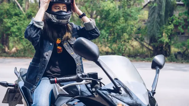 4 Tips Menjaga Rambut agar Tetap Sehat Meski sering Mengendarai Motor, Lady Biker Wajib Tahu