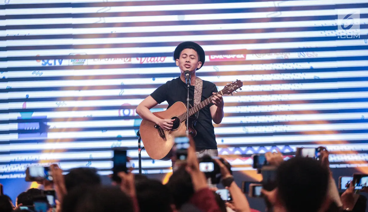 Musisi Budi Doremi menghibur peserta dalam Emtek Goes to Campus di Universitas Kristen Petra Surabaya, Kamis (15/11). Dalam penampilannya Budi Doremi membawakan sejumlah lagu yaitu, tolong, Friendzone, Doremi. (Liputan6.com/Faizal Fanani)