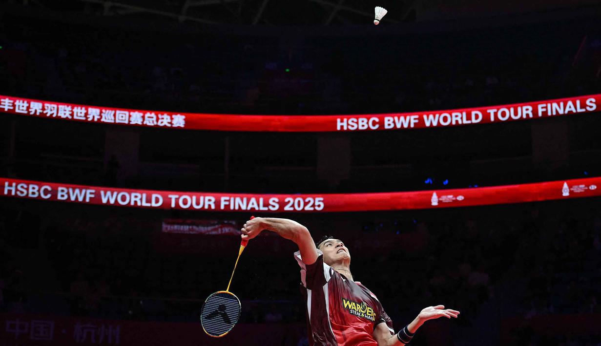 Tunggal putra Indonesia, Jonatan Christie saat bertanding melawan Christo Popov (Prancis) pada pertandingan ketiga babak penyisihan grup BWF World Tour Finals 2025 yang berlangsung di Hangzhou Olympics Sports Centre Gymnasium, China, Jumat (19/12/2025). Tunggal putra Indonesia, Jonatan Christie menutup kiprahnya di BWF World Tour Finals 2025 dengan kekalahan. (Jade Gao/AFP)