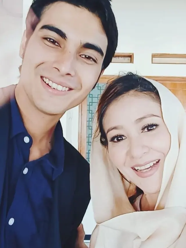 7 Pesona Ine Dewi Kala Tampil Pakai Hijab Ini Tuai Pujian