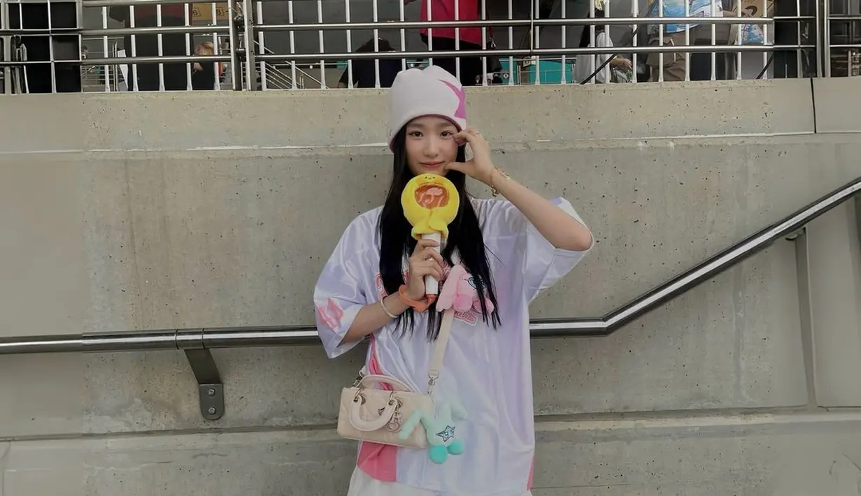 Dikenal sebagai KPopers, begini gaya playful Tu Tontawan saat nonton konser Red Velvet. Ia tampil kece dengan padanan oversized tee, rok balon, beanie hat, sling bag with key chains, dan sepatu platform. [@tontawan].