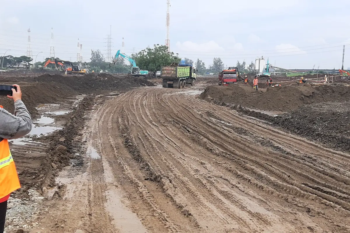 Pengerjaan sirkuit Formula E di kawasan Ancol, Jakarta Utara dikebut untuk memenuhi target penyelesaian selama 54 hari. (Liputan6.com/Yopi Makdori)