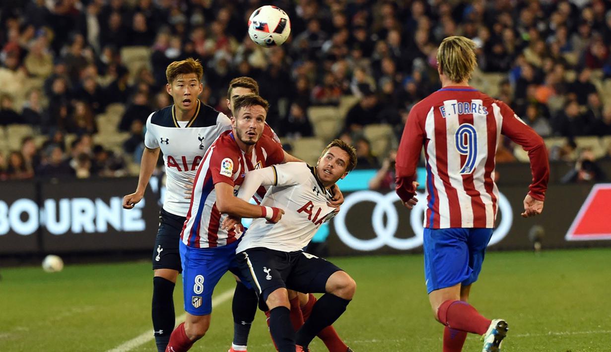 Pemain Atletico Madrid berebut bola dengan pemain Tottenham Hotspur pada laga International Champions Cup 2016 di Melbourne, Australia, (29/7/2016). (AFP/Saeed Khan)