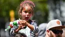 Seorang anak perempuan berpartisipasi dalam pawai Natal tahunan yang digelar di pusat kota Wellington, Selandia Baru, pada 28 November 2020. (Xinhua/Guo Lei)