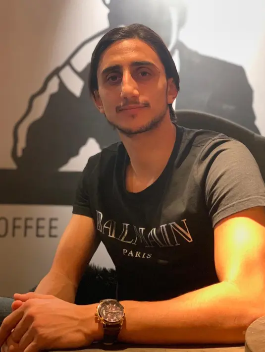 Disebut oleh suporter Persebaya Surabaya mirip Ibrahimovic, membuat Mahmoud Eid berujar mungkin karena hidungnya yang mancung. Sambutan yang hangat dari suporter, membuat Mahmoud merasa senang dan bangga. Ia ingin membawa Persebaya lebih berprestasi lagi musim depan. (Liputan6.com/IG/@mahheeid)