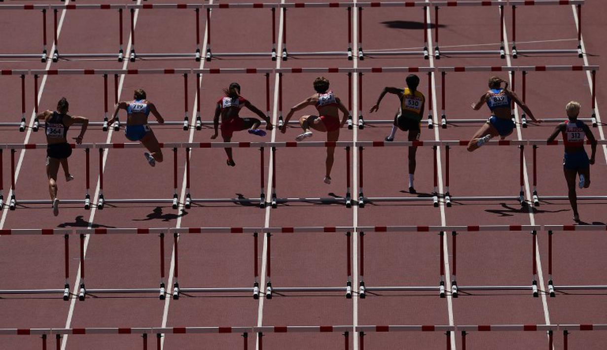Para atlet berlomba di nomor lari gawang 100m putri Kejuaraan Dunia Atletik 2015 di Stadion Nasional, Beijing, Tiongkok. (27/8/2015). (AFP Photo/Johannes Eisele)