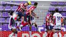 Pemain Atletico Madrid, Jose Gimenez, menyundul bola saat melawan Real Valladolid pada laga Liga Spanyol di Stadion Jose Zorrilla, Sabtu (22/5/2021). Atletico Madrid menang dengan skor 2-1. (AP/Manu Fernandez)