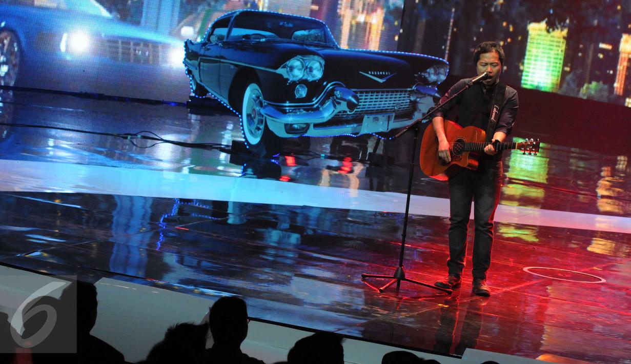 Penyanyi Sandy Sandoro saat membawakan sebuah lagu pada gelaran IBOMA 2016 di Studio 6 Emtek City, Kamis (17/3). IBOMA adalah Ajang penganugerahan unutk insan perfilman Indonesia. (Liputan6.com/Helmi Afandi)