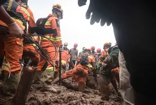 Dari jumlah tersebut, 17 di antaranya telah berhasil diidentifikasi. Tampak dalam foto, tim penyelamat berupaya menemukan jenazah korban yang tertimbun tanah longsor di Desa Pasirlangu, Bandung, Jawa Barat, pada Senin 26 Januari 2026. (Timur Matahari/AFP)