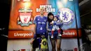 Seorang pendukung Chelsea mengajak keluarganya  bergaya di banner nonton bareng Liverpool vs Chelsea, Tanah Kusir, Jakarta, Minggu (27/4/2014)(Liputan6.com/Faizal Fanani).