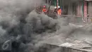 Petugas pemadam kebakaran berusaha memadamkan api yang membakar kios di bangunan Blok I dan Blok II Pasar Senen di Jakarta, Kamis (19/1). Kebakaran di Pasar Senen tersebut dilaporkan terjadi sekitar pukul 04.43 WIB. (Liputan6.com/Gempur M Surya)