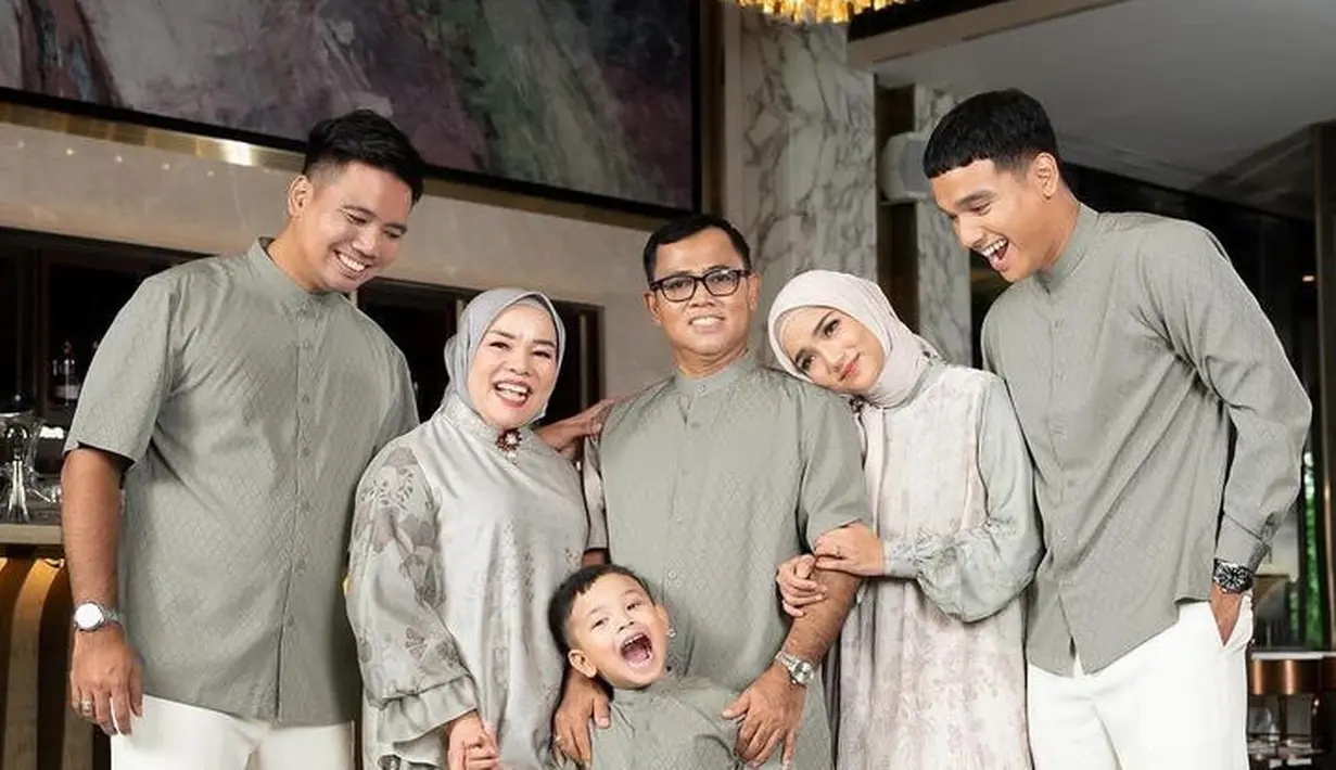 Fuji An tampil dengan tunik warna hijau pada bagian lengan puff panjang dan coklat pada bagian badan. Dipadukan skirt putih panjang. [@fuji_an]