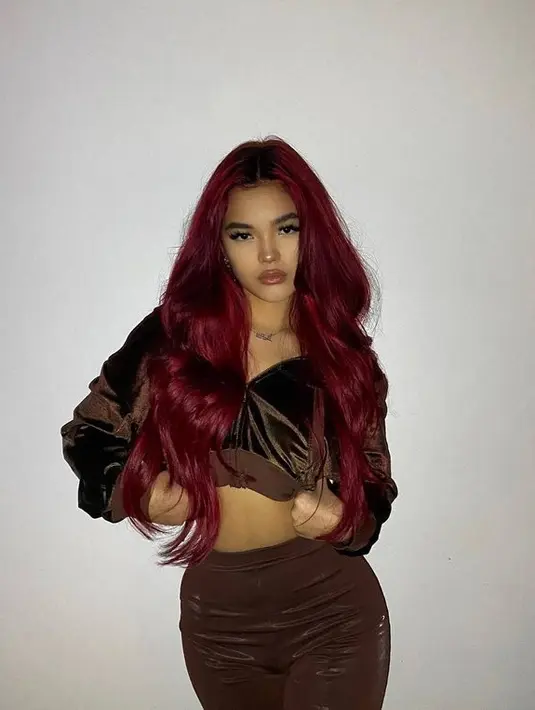 Sejak tinggal di Amerika, penampilan Queen pun banyak berubah. Gak cuma makin menawan, ia juga makin SWAG. (instagram.com/queennara_h)