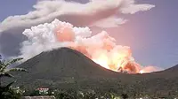Gunung Lokon di Tomohon menyemburkan lava pijar dan abu vulkanik setinggi 1500 meter di Tomohon, Sulawesi Utara.(Antara)
