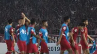 Para suporter merayakan kemenangan Timnas Indonesia atas UEA pada laga AFC U-19 Championship di SUGBK, Jakarta, Selasa (24/10). Indonesia menang 1-0 atas UEA. (Bola.com/Vitalis Yogi Trisna)